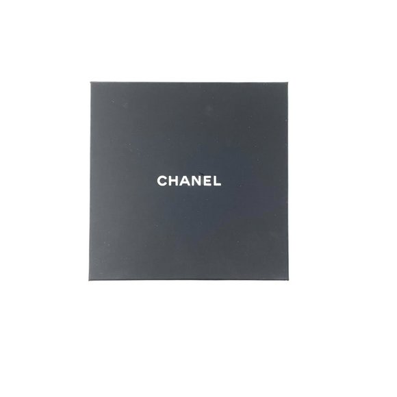 Chanel Pearl CC Logo Earrings - Picture 4 of 4
